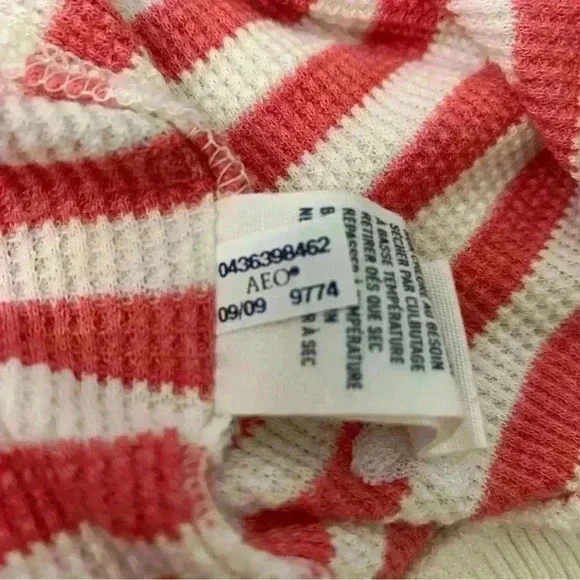 Vintage American Eagle Women's Red/Cream Striped Sweater Size Medium - Picture 4 of 8